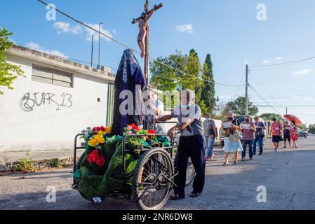 In occasione del sesto venerdì di Quaresima, in alcuni dei quartieri più tradizionali di Merida, in Messico, vengono allestiti piccoli altari domestici. Sono qui per commemorare la sofferenza della Vergine Maria. I parrocchiani vanno di casa in casa e cantano per l'occasione i cantici religiosi Foto Stock