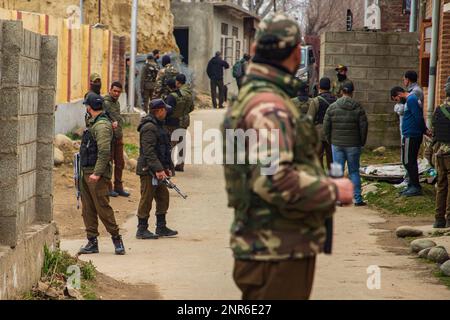 Srinagar, India. 25th Feb, 2023. I soldati paramilitari indiani stanno in guardia presso il sito di attacco in cui Sanjay Sharma a Kashmiri la guardia di sicurezza della banca indù è stata uccise da sospettati militanti a Pulwama Sud del Kashmir amministrato dagli indiani. La polizia ha detto che i militanti sospetti hanno aperto il fuoco su Sanjay Sharma mentre era sulla sua strada verso un mercato locale nel distretto di Pulwama del villaggio di Achan. (Foto di Faisal Bashir/SOPA Images/Sipa USA) Credit: Sipa USA/Alamy Live News Foto Stock