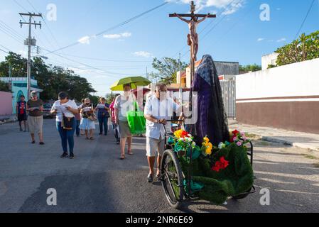 In occasione del sesto venerdì di Quaresima, in alcuni dei quartieri più tradizionali di Merida, in Messico, vengono allestiti piccoli altari domestici. Sono qui per commemorare la sofferenza della Vergine Maria. I parrocchiani vanno di casa in casa e cantano per l'occasione i cantici religiosi Foto Stock