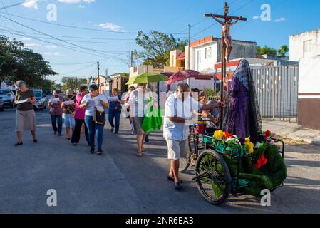 In occasione del sesto venerdì di Quaresima, in alcuni dei quartieri più tradizionali di Merida, in Messico, vengono allestiti piccoli altari domestici. Sono qui per commemorare la sofferenza della Vergine Maria. I parrocchiani vanno di casa in casa e cantano per l'occasione i cantici religiosi Foto Stock