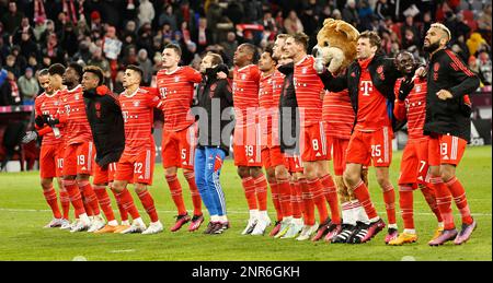 Monaco, Germania. 26th Feb, 2023. I giocatori del Bayern Monaco celebrano una vittoria dopo la partita della Bundesliga tedesca tra Bayern Monaco e Union Berlin a Monaco di Baviera, Germania, 26 febbraio 2023. Credit: Philippe Ruiz/Xinhua/Alamy Live News Foto Stock