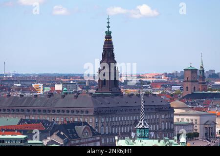 Christiansborg Palace (in danese Christiansborg slot) è un palazzo e un edificio governativo situato sull'isolotto di Slotsholmen nel centro di Copenaghen, Danimarca. Foto Stock