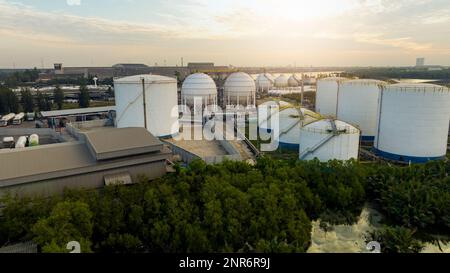 Vista aerea del serbatoio di stoccaggio gas industriale in fabbrica. Serbatoio di stoccaggio di GNL o di gas naturale liquefatto. Crisi energetica globale. Crisi dei prezzi dell'energia. Naturale Foto Stock