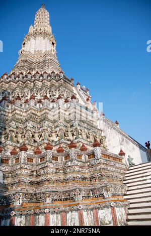 Bangkok, Thailandia - 14 Feb, 2023: Dettagli architettonici impressionanti di Wat Arun (il Tempio dell'alba) a Bangkok. Questo punto di riferimento di Wat Arun è a 70 metri Foto Stock