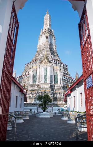 Bangkok, Thailandia - 14 Feb, 2023: Dettagli architettonici impressionanti di Wat Arun (il Tempio dell'alba) a Bangkok. Questo punto di riferimento di Wat Arun è a 70 metri Foto Stock