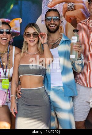 MIAMI BEACH, FL - 26 FEBBRAIO: Susana Gomez e Maluma sono visti durante il  South Beach Wine and Food Festival Grand Tasting il 26 Febbraio 2023 a  Miami Beach, Florida. (Foto di