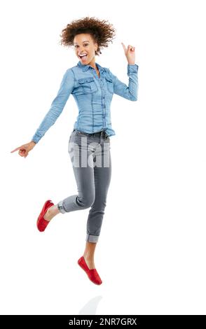 Dai il tuo boogie. Studio shot di una giovane donna attraente che punta in due direzioni diverse. Foto Stock