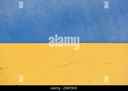 Bandiera Ucraina con trama spaccata. Sfondo blu e giallo. Foto Stock