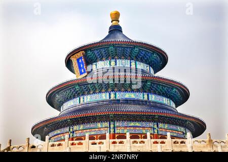 Sala di preghiera Tempio del cielo Pechino, Cina Wide Shot personaggi cinesi sul segno dice pregare Yearly Temple.Built nel 1400s nella dinastia Ming. Dove Imperatore Foto Stock