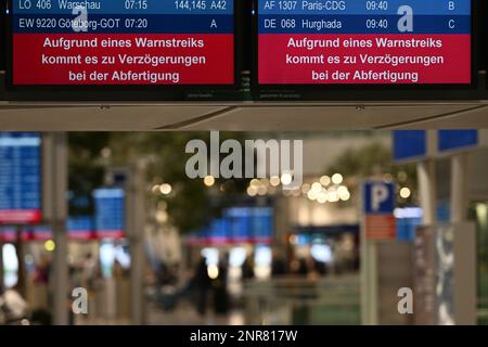 Duesseldorf, Germania. 27th Feb, 2023. Un avvertimento viene annunciato sugli schermi dell'aeroporto di Düsseldorf. Il sindacato Verdi ha invitato i suoi membri a partecipare a scioperi di allarme negli aeroporti della Renania settentrionale-Vestfalia e nel settore pubblico. Credit: Federico Gambarini/dpa/Alamy Live News Foto Stock