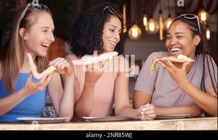 Donna, amici e ridere per pizza, cibo o mangiare in un ristorante divertente insieme in amicizia. Le donne affamate felici ridono e sorridono per la data di divertimento Foto Stock