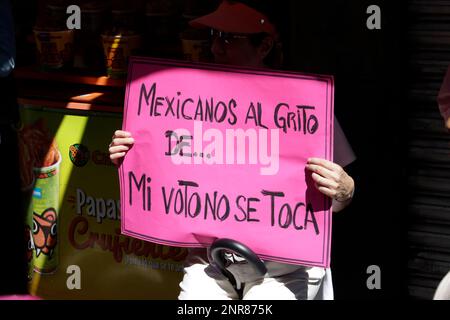 Non esclusivo: 26 febbraio 2023, Città del Messico, Messico: Migliaia di persone partecipano al rally, l'INE (Istituto elettorale Nazionale) non t Foto Stock