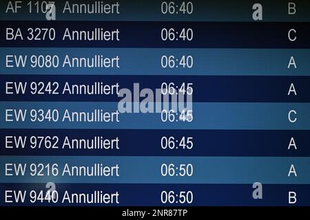 Duesseldorf, Germania. 27th Feb, 2023. Numerosi voli vengono visualizzati come annullati su uno schermo dell'aeroporto di Düsseldorf. Il sindacato Verdi ha invitato i suoi membri a organizzare scioperi di allarme negli aeroporti della Renania settentrionale-Vestfalia e nel settore pubblico. Credit: Federico Gambarini/dpa/Alamy Live News Foto Stock