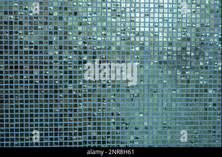 Piccola texture di piastrelle blu. Piccole piastrelle ciano disposte per adattarle allo sfondo. Sfondo a mosaico blu chiaro lucido con piastrelle quadrate smaltate in ro Foto Stock