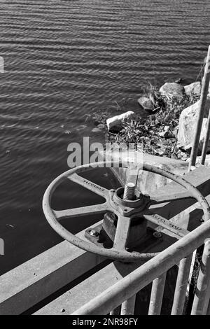Una valvola controlla un cancello di stagno del mulino. Foto Stock