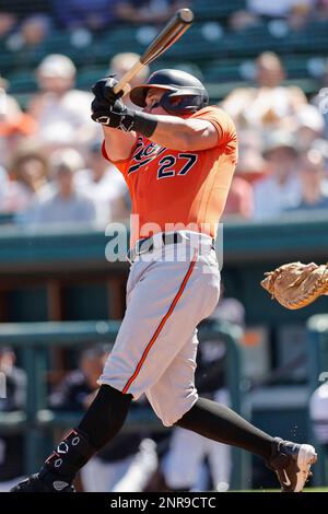 Lakeland FL USA; Baltimore Orioles catcher James McCann (27) mette la palla in gioco durante un gioco di allenamento primaverile MLB contro i Detroit Tigers AT Foto Stock