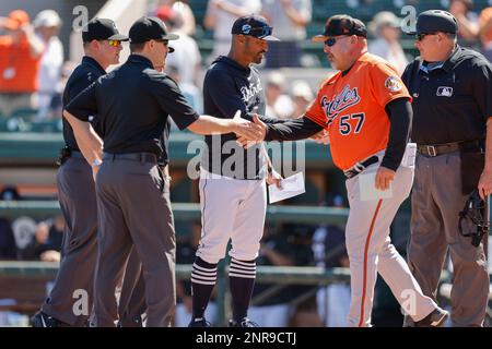 Lakeland FL USA; l'allenatore da banco di Baltimora Orioles Fredi González (57) scuote le mani con l'equipaggio umpire durante la riunione del piatto di partenza prima di una primavera MLB Foto Stock