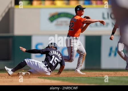 Lakeland FL USA; il secondo baseman di Detroit Tigers Cesar Hernandez (15) scivola in una doppia commedia al secondo posto come Baltimore Orioles shortstop Jordan Westburg Foto Stock