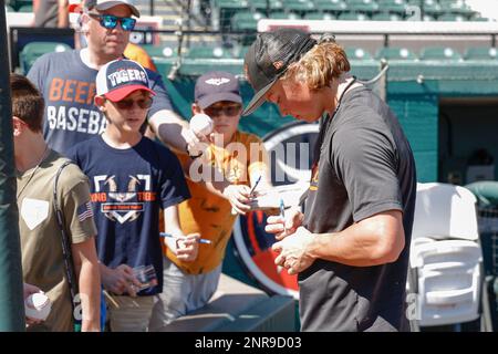 Lakeland FL USA; Baltimore Orioles shortstop Jackson Holliday (87) firma autografi per i tifosi prima di una partita di allenamento primaverile MLB contro Detroit Foto Stock