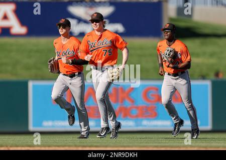 Lakeland FL USA; Baltimore Orioles outfielders Heston Kjerstad (75) Daz Cameron (41) e Robert Neustrom (81) corrono per congratularsi con gli infelder di Foto Stock