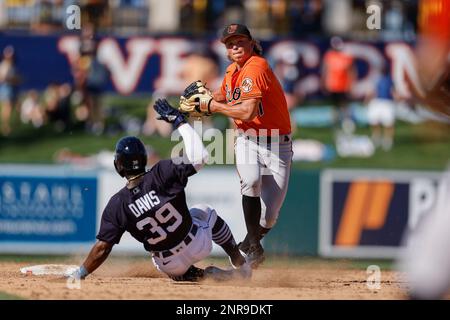 Lakeland FL USA; il shortstop di Baltimore Orioles Jackson Holliday (87) trasforma il doppio gioco durante una partita di allenamento primaverile della MLB contro le Detroit Tigers Foto Stock