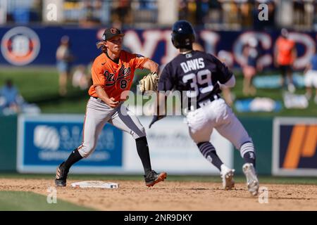 Lakeland FL USA; il shortstop di Baltimore Orioles Jackson Holliday (87) trasforma il doppio gioco durante una partita di allenamento primaverile della MLB contro le Detroit Tigers Foto Stock