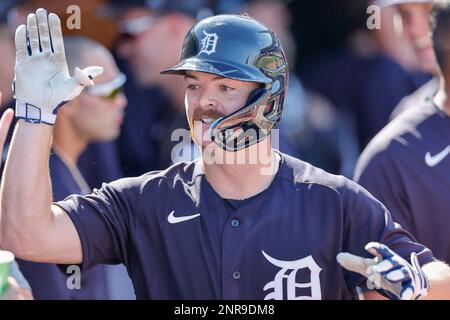 Lakeland FL USA; Detroit Tigers catcher Jake Rogers (34) si congratula con il dugout dopo aver fatto casa durante un gioco di allenamento primaverile MLB contro il Foto Stock