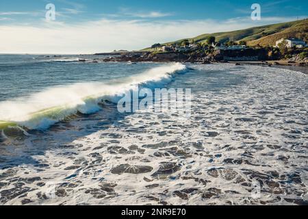 Cayucos, California, USA - 25 dicembre 2022. Bellissimo oceano Pacifico. Cayucos è una città di villeggiatura situata sulla fresca e colorata Estero Bay sulla Cal Centrale Foto Stock