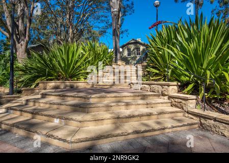 Gradini in arenaria che conducono al Wyong Town Park nel nuovo Galles del Sud, Central Coast e l'ex Wyong Public School ora utilizzato per scopi comunitari Foto Stock