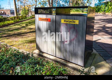 Bidoni moderni, ben progettati, a prova di animali, per la raccolta dei rifiuti e il riciclaggio in un parco sulla costa centrale del New South Wales, Australia Foto Stock