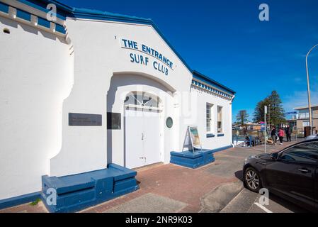 L'interwar del 1941 costruì il Surf Club al New South Wales, città della Central Coast dell'entrata in Australia arroccato su un crinale sopra la spiaggia. Foto Stock