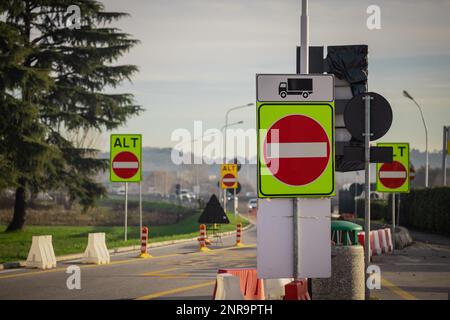 Molti cartelli sbagliati o a senso unico sull'autostrada italiana con la scritta alt o stop. Colore ad alta visibilità della strada a senso unico in autostrada. Foto Stock