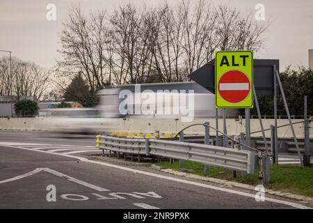 Sbagliato o di sola andata in autostrada italiana con scritta alt o stop. Colore ad alta visibilità della strada a senso unico in autostrada. Foto Stock