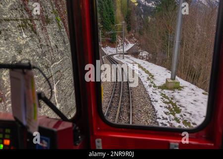 All'interno della cabina del conducente di vecchio stile EMU di una ferrovia a scartamento ridotto da Lauterbrunnen a Jungfraujoch in inverno. Comandi visibili e rotaie i Foto Stock