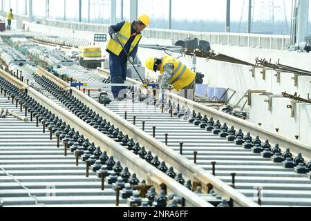 SUZHOU, CINA - 27 FEBBRAIO 2023 - i costruttori lavorano su una pista senza ballastless nel cantiere dei primi 10 marchi del fiume Nyanjiang Interci Foto Stock