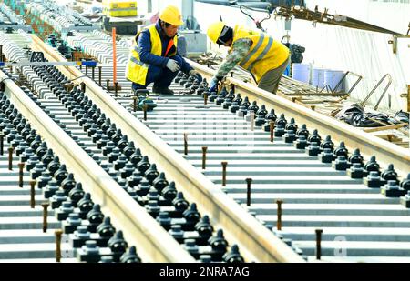 SUZHOU, CINA - 27 FEBBRAIO 2023 - i costruttori lavorano su una pista senza ballastless nel cantiere dei primi 10 marchi del fiume Nyanjiang Interci Foto Stock