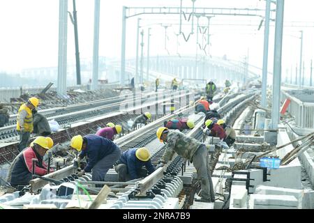 SUZHOU, CINA - 27 FEBBRAIO 2023 - i costruttori lavorano su una pista senza ballastless nel cantiere dei primi 10 marchi del fiume Nyanjiang Interci Foto Stock