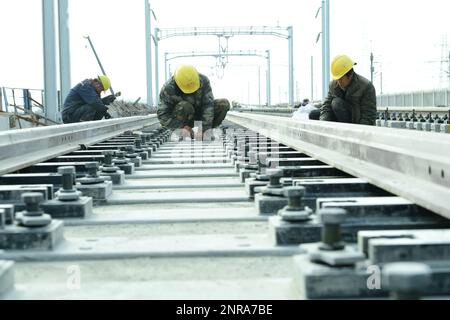 SUZHOU, CINA - 27 FEBBRAIO 2023 - i costruttori lavorano su una pista senza ballastless nel cantiere dei primi 10 marchi del fiume Nyanjiang Interci Foto Stock