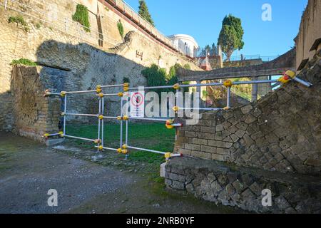 Una sezione recintata per scavi, restauro, conservazione, restauro. Presso la città archeologica romana in rovina, sito della città di Ercolano, vicino a Napoli Foto Stock