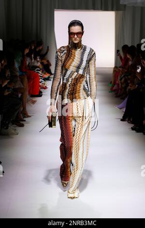 Milano, Italia. 25th Feb, 2023. Modelli in pista alla sfilata Missoni durante la sfilata Autunno Inverno 2023 Collezioni Fashion Show alla Fashion Week di Milano il 25 2023 febbraio. (Foto di Jonas Gustavsson/Sipa USA) Credit: Sipa USA/Alamy Live News Foto Stock