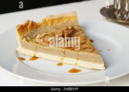 Crostata di mandorle di alta qualità in una pasticceria francese. Foto Stock