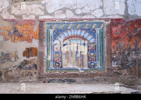 Una vista dell'intricata e dettagliata opera d'arte del mosaico delle piastrelle da parete presso la Casa di Nettuno e anfitrito. Alla rovina romana città archeologica, sito della città di Foto Stock