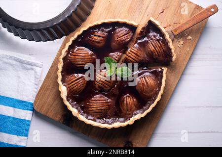 Crostata di pera con caramello e mascarpone Foto Stock