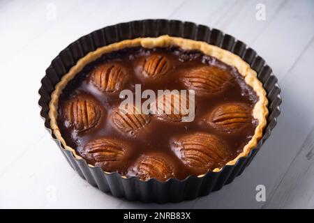 Crostata di pera con caramello e mascarpone Foto Stock