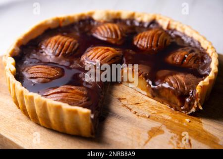 Crostata di pera con caramello e mascarpone Foto Stock