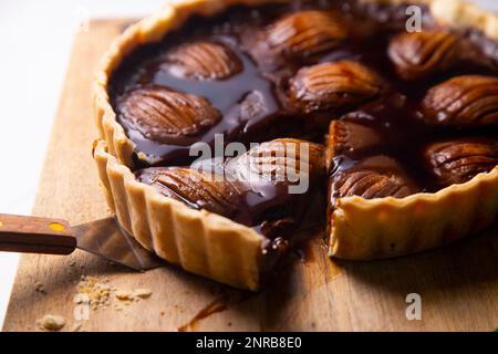 Crostata di pera con caramello e mascarpone Foto Stock