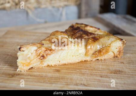 Crostata di pera con caramello e mascarpone Foto Stock