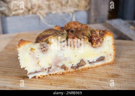 Crostata di pera con caramello e mascarpone Foto Stock