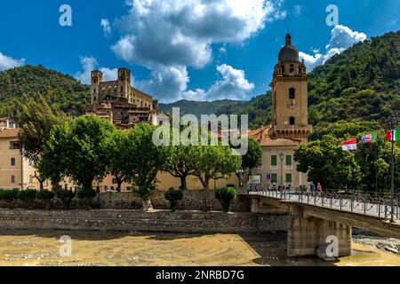 Piccolo ponte sul fiume di montagna come chiesa e fortificazione medievale sotto il cielo blu sullo sfondo nel centro storico di Dolceacqua in Liguria. Foto Stock