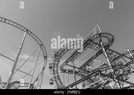 VIENNA, AUSTRIA - Apr 25, 2015: Vista della Wiener Riesenrad in Prater dall'esterno del parco. La ruota grande è stata costruita nel 1897 dalla e Foto Stock